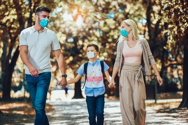 Mutter Vater Und Kleiner Sohn Tragen Medizinische Gesichtsschutzmaske Zum Schutz — Stockfoto