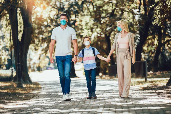 Moeder Vader Zoontje Dragen Gezichtsbeschermend Medisch Masker Ter Bescherming Tegen — Stockfoto