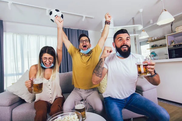 Gruppe Junger Freunde Schaut Sich Hause Ein Fußballspiel Jubelt Und — Stockfoto