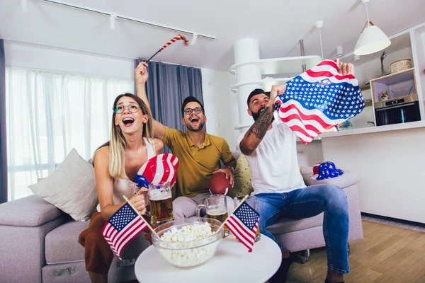 Junge Freunde Jubeln Während Sie Sich Hause Ein Rugby Spiel — Stockfoto