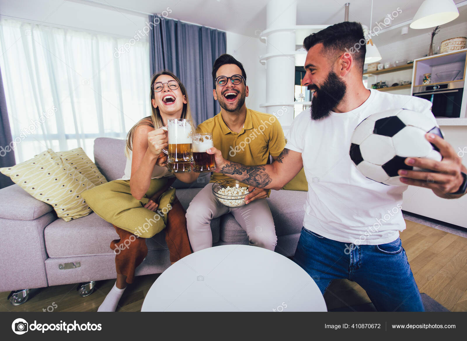 Conceitual assistir jogo de futebol no sofá na televisão com garrafas de  cerveja e tigela de pipoca em amigos apreciando jogo de futebol TV fotos,  imagens de © TheVisualsYouNeed #193389504