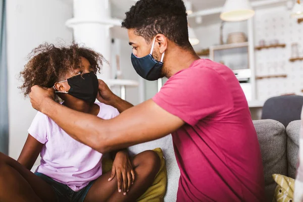 Padre Maschera Medica Mette Una Maschera Protettiva Sua Figlia Casa — Foto Stock