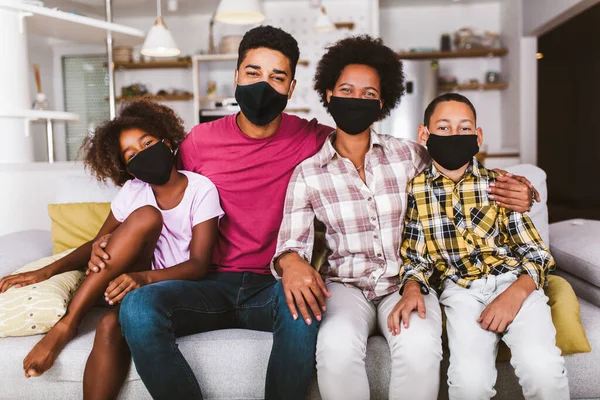 Genitori Afroamericani Simpatici Bambini Piccoli Che Indossano Maschere Protettive Casa — Foto Stock