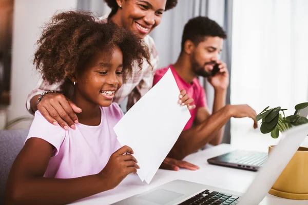 Vater Benutzt Laptop Während Seine Tochter Hausaufgaben Mit Mutter Wohnzimmer — Stockfoto