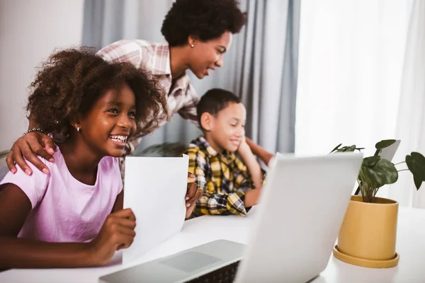 Afro Americanos Alunos Ensino Fundamental Usando Computador Seguintes Aulas Line — Fotografia de Stock