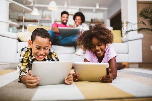 Familie Domiciliu Afro American Băiat Fată Culcat Podea Folosind Tabletă — Fotografie, imagine de stoc