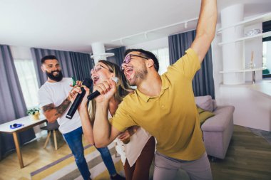 Bir grup arkadaş evde eğleniyor. Bira içip karaoke yapıyorlar..
