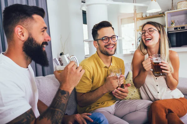 Mutlu arkadaşlar birlikte bira içip eğleniyorlar..