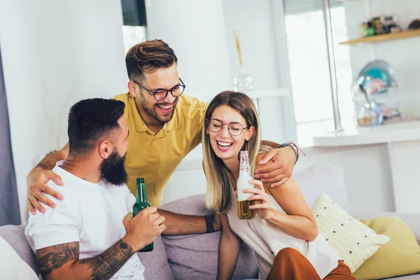Mutlu Arkadaşlar Birlikte Bira Içip Eğleniyorlar — Stok fotoğraf