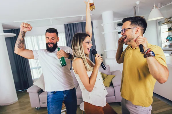 Gruppe Von Freunden Die Sich Hause Amüsieren Sie Trinken Bier — Stockfoto