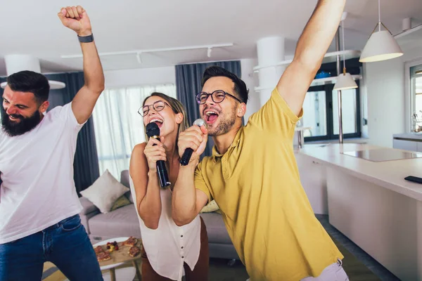 Skupina Přátel Baví Doma Pijí Pivo Mají Karaoke — Stock fotografie