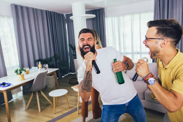 Vrienden Die Zich Thuis Vermaken Drinken Bier Drinken Karaoke — Stockfoto