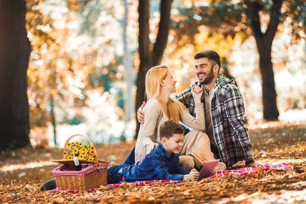 Famiglia Felice Facendo Picnic Nel Parco Autunnale Utilizzando Tablet Digitale — Foto Stock