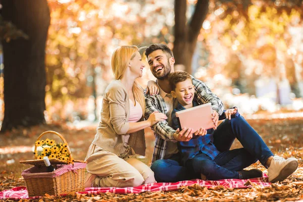 Familia Feliz Teniendo Picnic Parque Otoño Utilizando Tableta Digital — Foto de Stock
