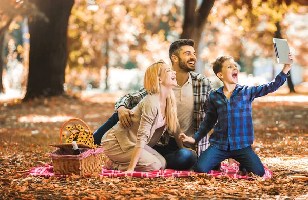 Mutlu Aile Sonbahar Parkında Dijital Tablet Kullanarak Piknik Yapıyor — Stok fotoğraf