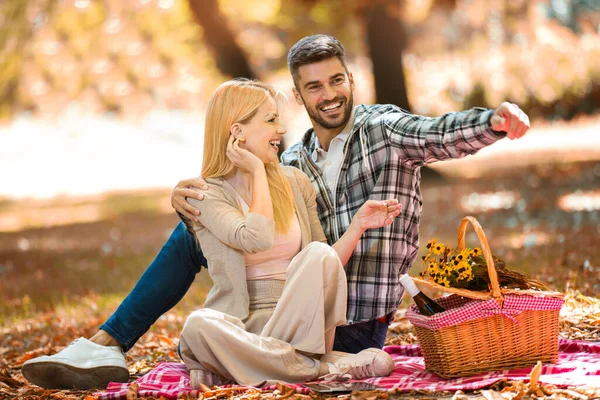 Щаслива Пара Пікнік Парку Під Час Осіннього Осіннього Сезону — стокове фото