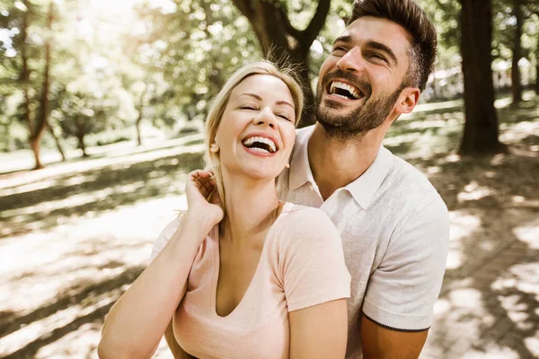 Retrato Pareja Romántica Disfrutando Parque Divirtiéndose —  Fotos de Stock