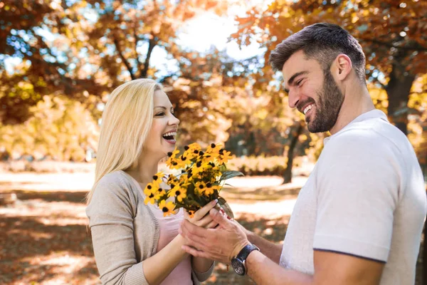 Amar Pareja Joven Una Cita Con Flores Parque —  Fotos de Stock