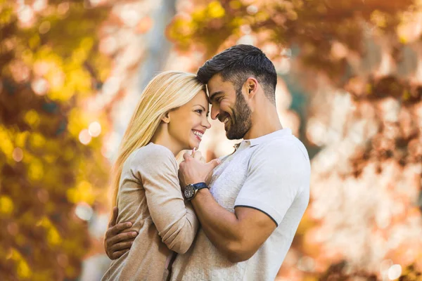 Retrato Pareja Disfrutando Temporada Otoño Dorado —  Fotos de Stock