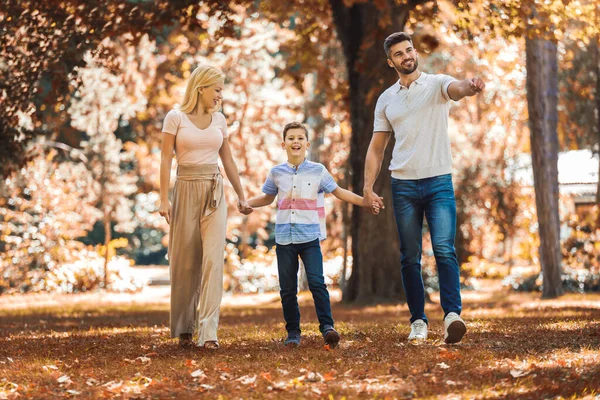 Genitori Felici Divertono Con Figlio Nel Parco Autunnale — Foto Stock