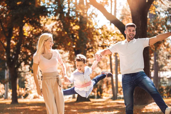 Genitori Felici Divertono Con Figlio Nel Parco Autunnale — Foto Stock