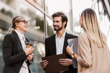 Ofis arkadaşları ofis binasının yanında yeni projeyi tartışıyorlar..