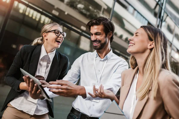 Office Colleagues Talking Outdoors Office Building Discussing New Project — Stock Photo, Image