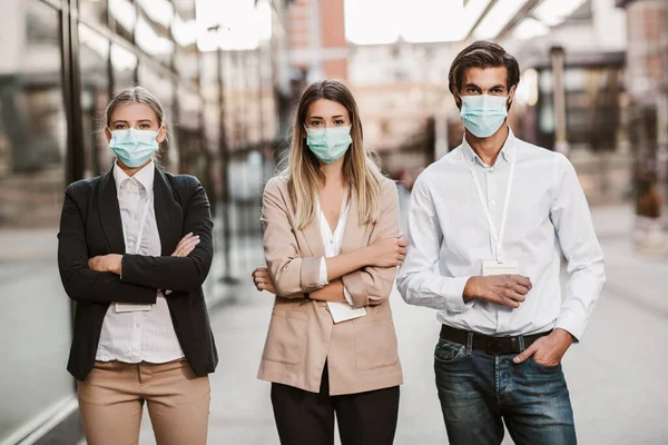Drei Arbeitgeber Stehen Mit Mundschutz Draußen — Stockfoto