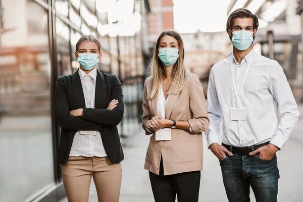 Tiga Majikan Berdiri Luar Ruangan Mengenakan Masker Wajah — Stok Foto