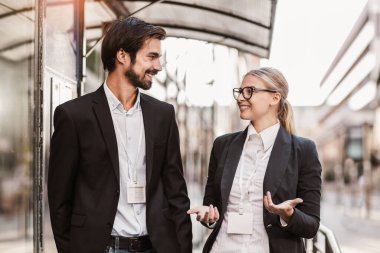 Ofis arkadaşları ofis binasının yanında yeni projeyi tartışıyorlar..