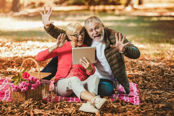Sonbahar Parkında Piknik Yapan Mutlu Çift Dijital Tablet Kullanarak Video — Stok fotoğraf