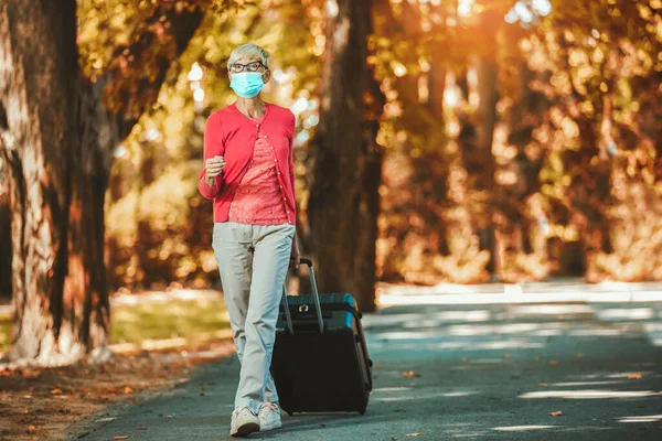 Senior Woman Protective Mask Pulling Suitcase Trip — Stock Photo, Image
