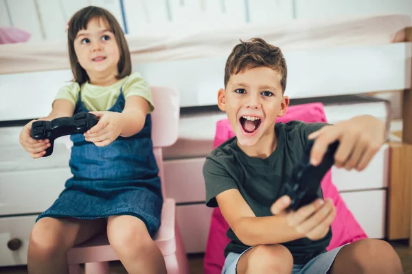 Bella Bambina Ragazzo Stanno Giocando Console Gioco Ridendo Casa — Foto Stock