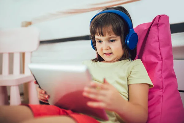 Fetiță Drăguță Căști Tabletă Care Ascultă Audiobook Acasă — Fotografie, imagine de stoc