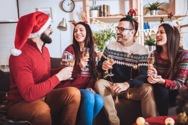 Bir grup genç arkadaş evdeki yeni yıl kutlamasında eğleniyor..