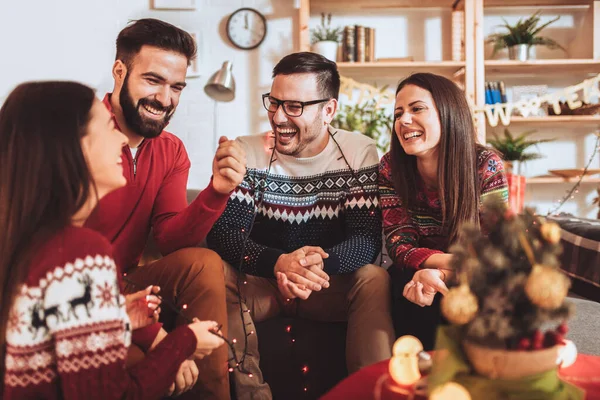 Skupina Mladých Přátel Baví Oslavě Nového Roku Doma — Stock fotografie