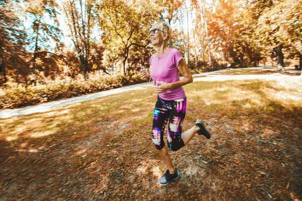 Mujer Mayor Corriendo Con Auriculares Parque — Foto de Stock