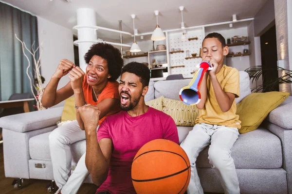 Kişilik Mutlu Afro Amerikan Ailesi Televizyon Izliyor Evdeki Kanepede Basketbol — Stok fotoğraf