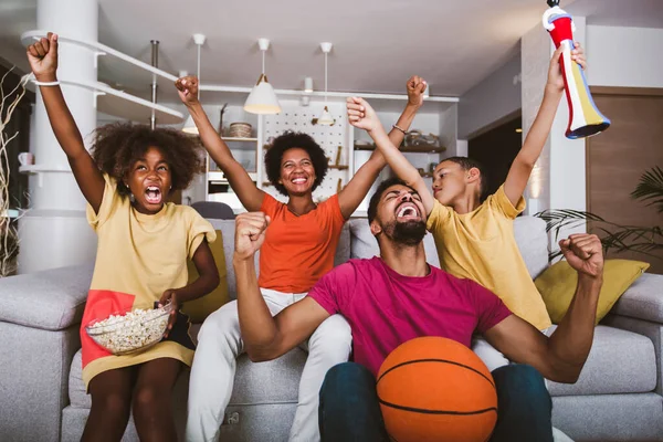 Щаслива Афроамериканська Сім Трьох Осіб Дивиться Вітає Баскетбольні Ігри Дивані — стокове фото
