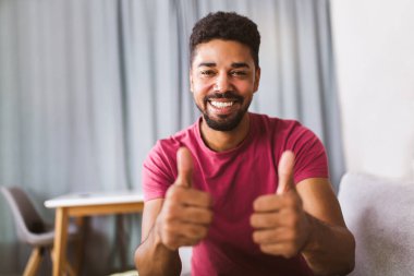 Gülümseyen Afrikalı Amerikalı adamın portresi.