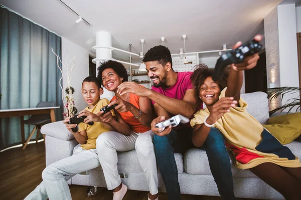 Familia Afroamericana Casa Sentada Sofá Jugando Videojuegos Juntos — Foto de Stock