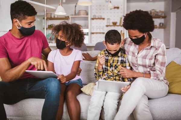 Familie Hause Afroamerikanische Familie Trägt Schutzmasken Mit Digitalem Tablet Hause — Stockfoto