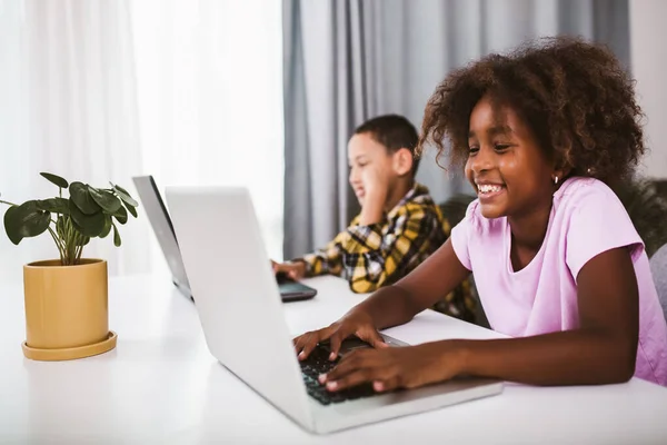 Studenții Elementari Afro Americani Care Utilizează Computerul Urmează Cursuri Online — Fotografie, imagine de stoc