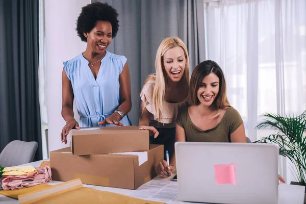 Tres Mujeres Jóvenes Ayudaron Vender Sus Productos Línea Felizmente Preparadas —  Fotos de Stock