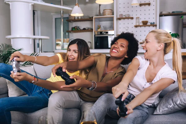 Портрет Щасливих Жінок Друзів Які Грають Відеоігри Вдома — стокове фото