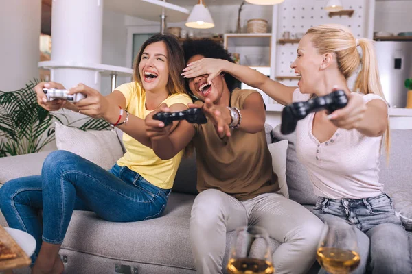 Retrato Amigas Felices Jugando Videojuegos Casa —  Fotos de Stock