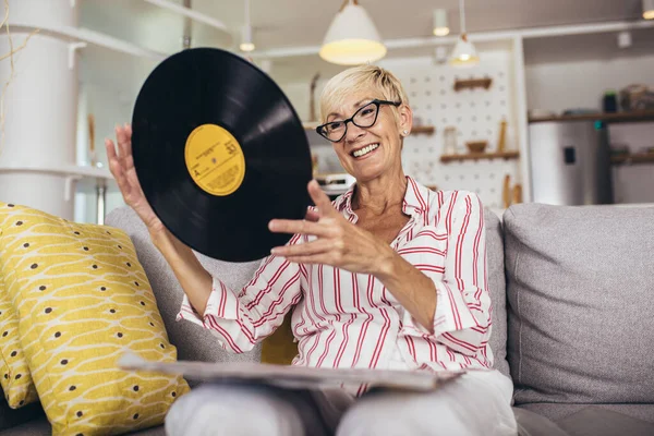 Šťastná Starší Žena Která Doma Poslouchá Vinyl Výběr Dalšího Záznamu — Stock fotografie