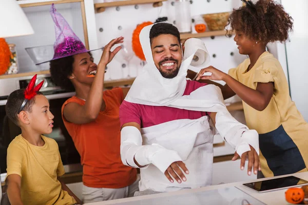 Familia Feliz Preparándose Para Halloween Divertirse — Foto de Stock