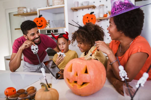 Happy Rodina Matka Otec Děti Připravit Halloween Pomocí Digitálního Tabletu — Stock fotografie