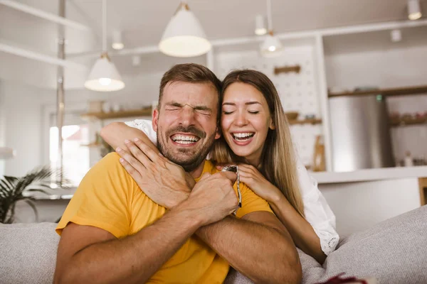 Hombre Feliz Mirando Reloj Dado Por Novia Casa —  Fotos de Stock